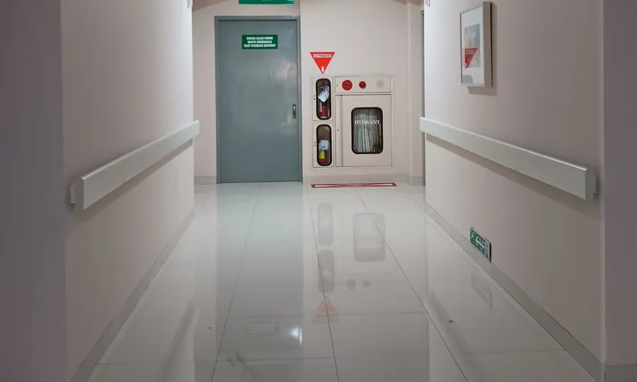Pasillo de hospital con suelo brillante